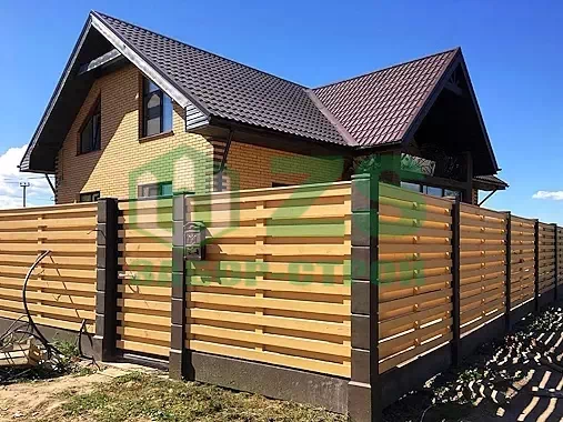 Забор из дерева на ленточном фундаменте Забор из дерева на ленточном фундаменте