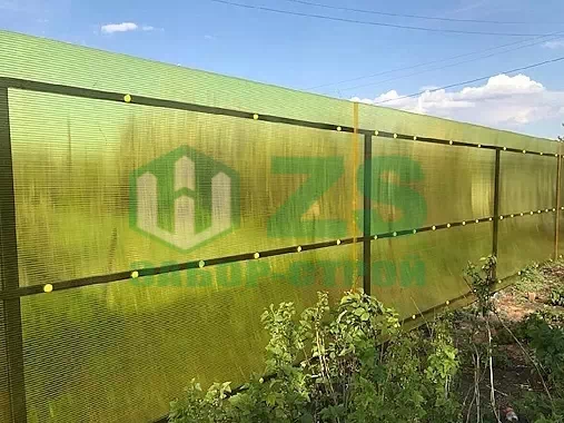 Заборы из поликарбоната на забивных столбах Заборы из поликарбоната на забивных столбах