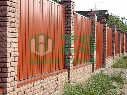 Заборы из профнастила с кирпичными столбами Заборы из профнастила с кирпичными столбами