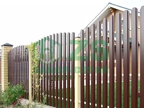 Забор из евроштакетника на ленточном фундаменте Забор из евроштакетника на ленточном фундаменте